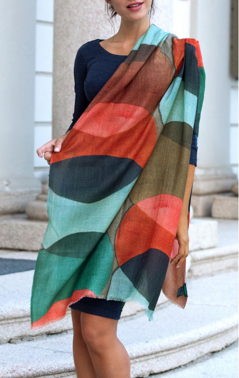 Великолепен мек и топъл шал от фина вълна с десен на цветни кръгове