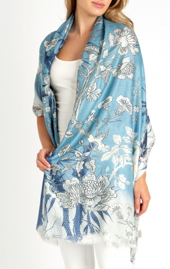 Летен шал от коприна и модал с флорални мотиви в сини цветове