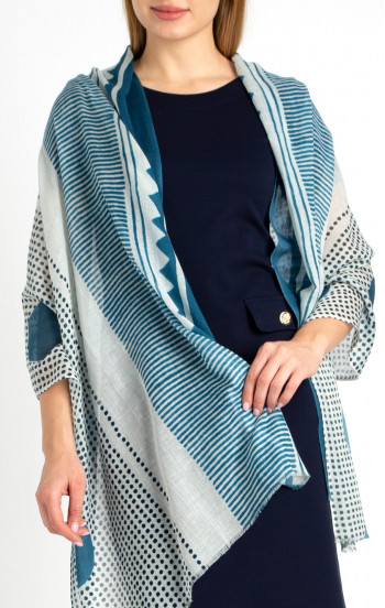 Летен шал от памук, модал и лен в графичен десен в син цвят