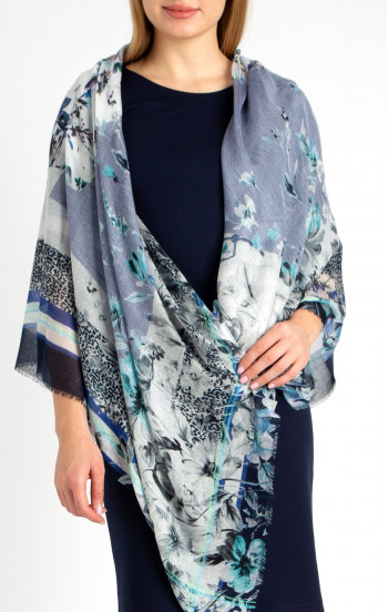 Летен шал от коприна и модал с флорален десен в сини цветове