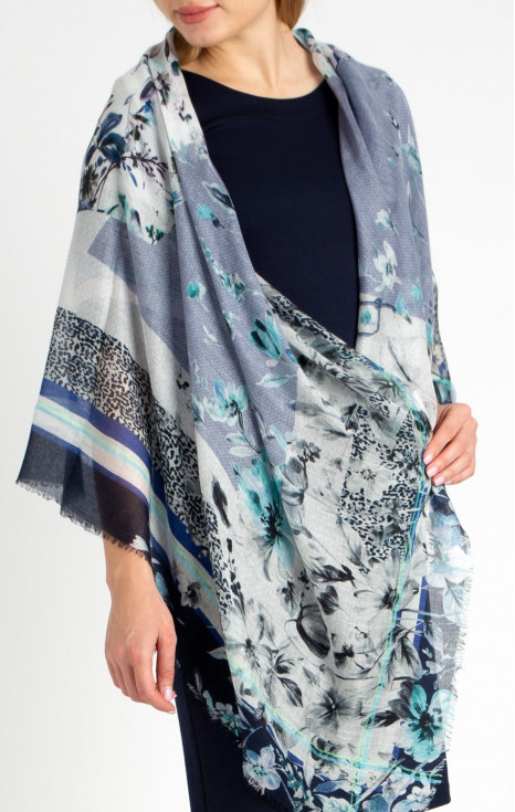 Летен шал от коприна и модал с флорален десен в сини цветове