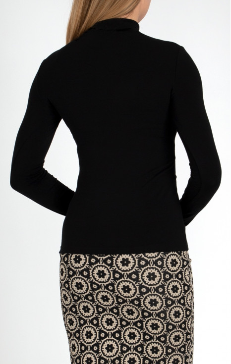 Атрактивна блуза с поло яка и ефектно срязване в черен цвят