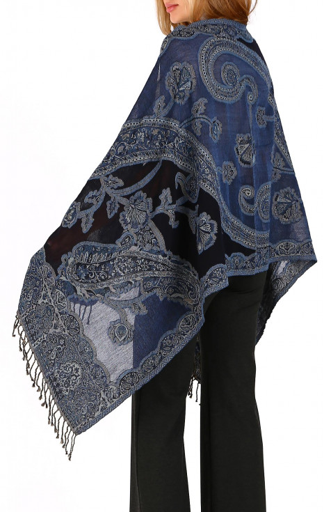 Великолепен мек и топъл шал с автентичен дизайн от фина вълна