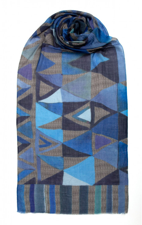 Великолепен мек и топъл шал с автентичен дизайн от фина вълна [1]