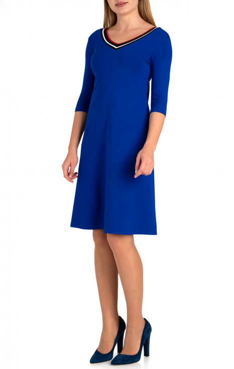 Стилна рокля с трицветно бие в син цвят