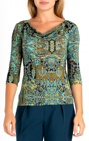 Ефектна блуза с драпирано деколте в стилизиран графичен принт и флорални мотиви в синьо-зелена гама