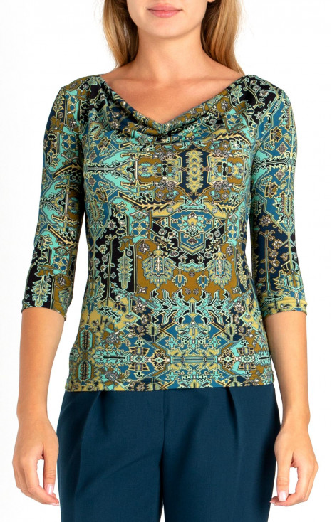 Ефектна блуза с драпирано деколте в стилизиран графичен принт и флорални мотиви в синьо-зелена гама