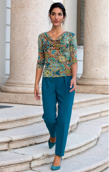 Атрактивна блуза с драпирано деколте в многоцветен принт с кашмирени и флорални мотиви