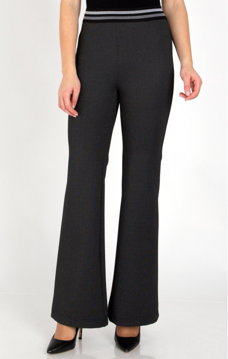 Черен панталон от стегната трикотажна материя с деликатни точки