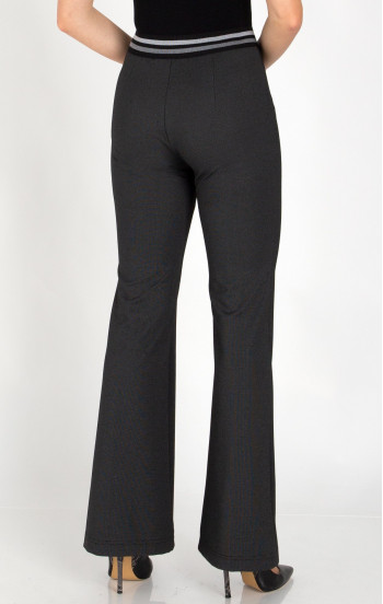 Черен панталон от стегната трикотажна материя с деликатни точки [1]