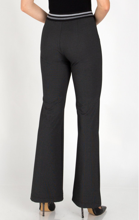 Черен панталон от стегната трикотажна материя с деликатни точки