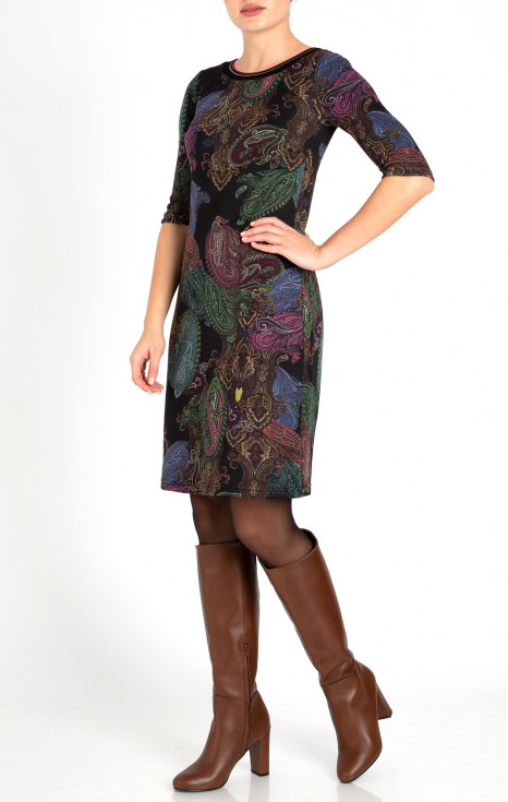 Стилна рокля от мека трикотажна материя с многоцветен кашмирен десен на черна основа