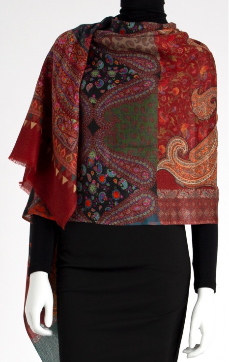 Великолепен мек и топъл шал с автентичен дизайн от фина вълна в цвят Marsala и стилен кашмирен мотив [1]