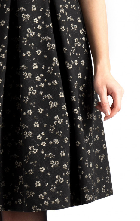 Елегантна черна рокля с блестящ флорален десен