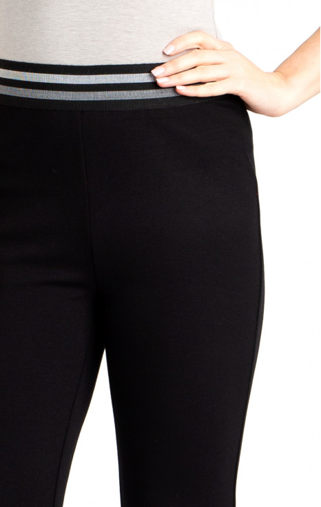 Черен панталон от стегната трикотажна материя [1]
