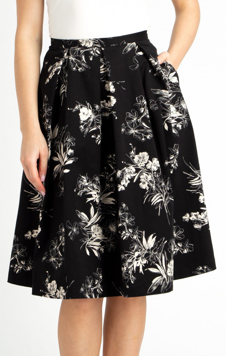 Елегантна черна пола от плътен памук с флорални мотиви