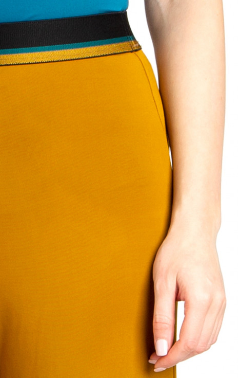 Панталон в свободен силует от жарсе в цвят Mustard Gold