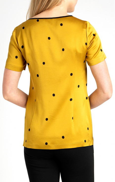 Елегантна блуза с къс ръкав от луксозен сатен в цвят горчица [1]