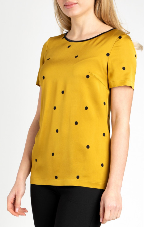 Елегантна блуза с къс ръкав от луксозен сатен в цвят горчица