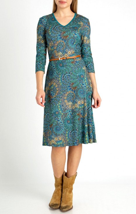 Стилна рокля от трико с абстрактен принт в синьо-зелена гама