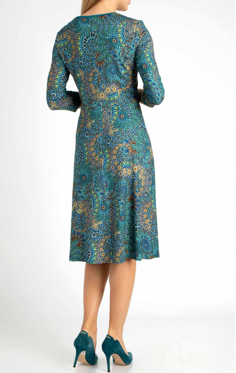 Стилна рокля от трико с абстрактен принт в синьо-зелена гама