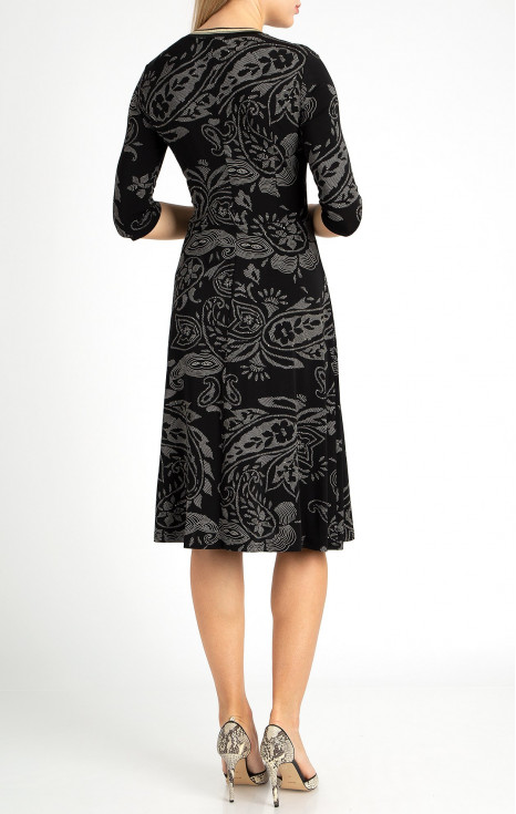 Стилна рокля от луксозно тежко жарсе в черен цвят с кашмирени мотиви