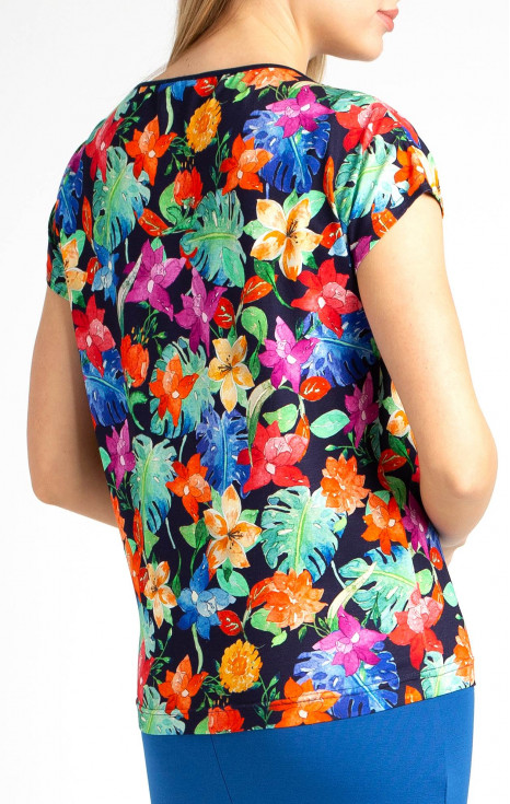 Блуза в свободен силует в тъмносин цвят с ярки флорални мотиви [1]