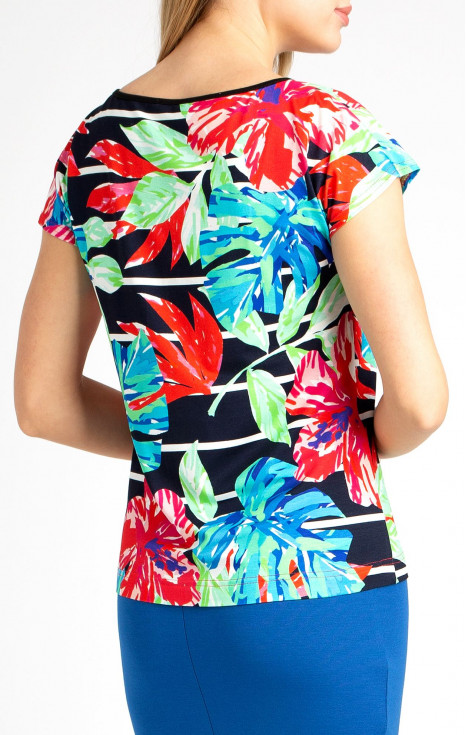 Блуза в свободен силует в тъмносин цвят с ярки флорални мотиви