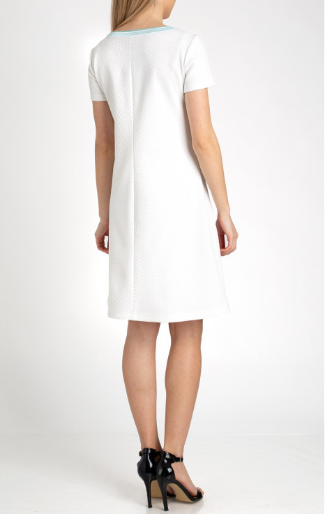 Стилна рокля от плътна трикотажна материя в бял цвят