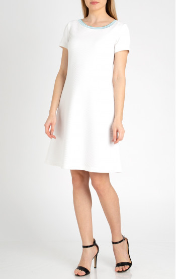 Стилна рокля от плътна трикотажна материя в бял цвят