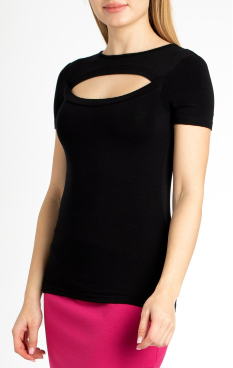 Стилна блуза в черен цвят с ефектен отвор на деколтето