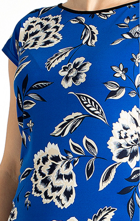Блуза в свободен силует от леко жарсе в наситено син цвят с флорални мотиви