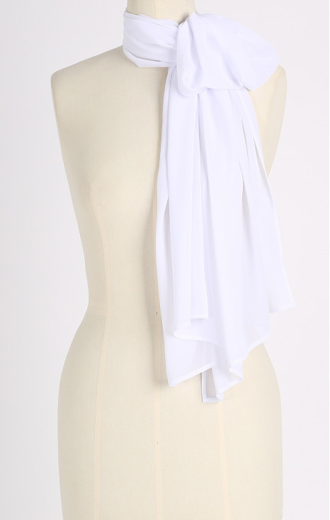 Ефирен шал в бял цвят