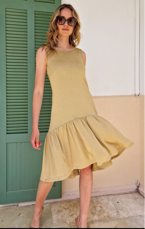 Елегантна рокля с асиметричен волан от трико в цвят Golden Beige с блясък