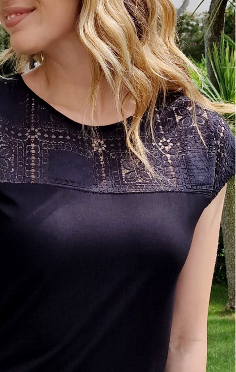 Елегантна блуза с платка от дантелa в черен цвят