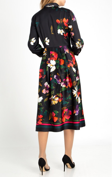 Стилна рокля от луксозна сатенирана вискоза с флорален принт на черна основа