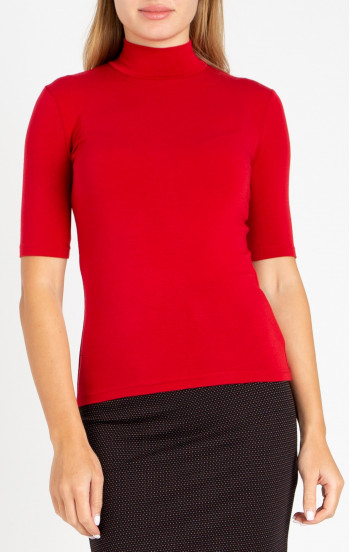 Блуза от меко трико с ниска поло яка в наситено червен цвят