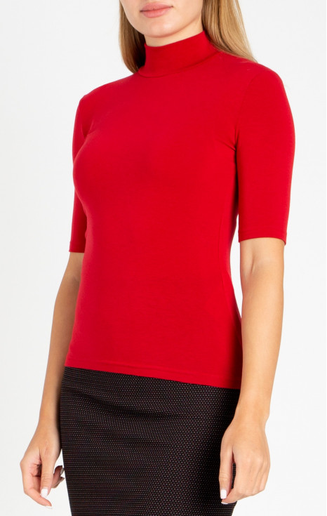 Блуза от меко трико с ниска поло яка в наситено червен цвят