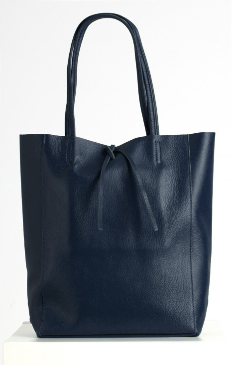 Голяма, мека чанта от висококачествена естествена кожа без цип в тъмно син цвят