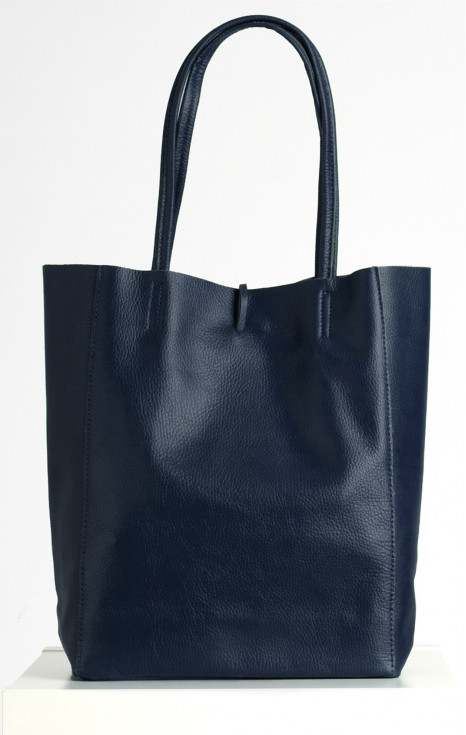 Голяма, мека чанта от висококачествена естествена кожа без цип в тъмно син цвят [1]