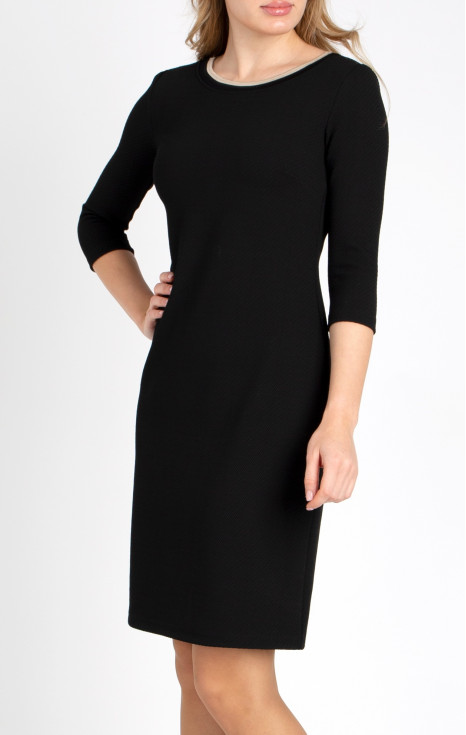 Елегантна рокля от стегната, плътна структурирана трикотажна материя в черно