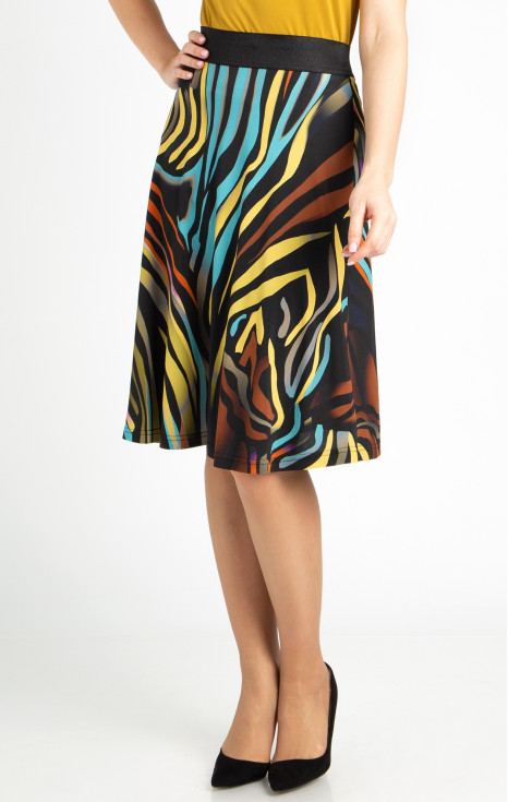 Елегантна разкроена пола с цветен графичен принт от луксозно жарсе