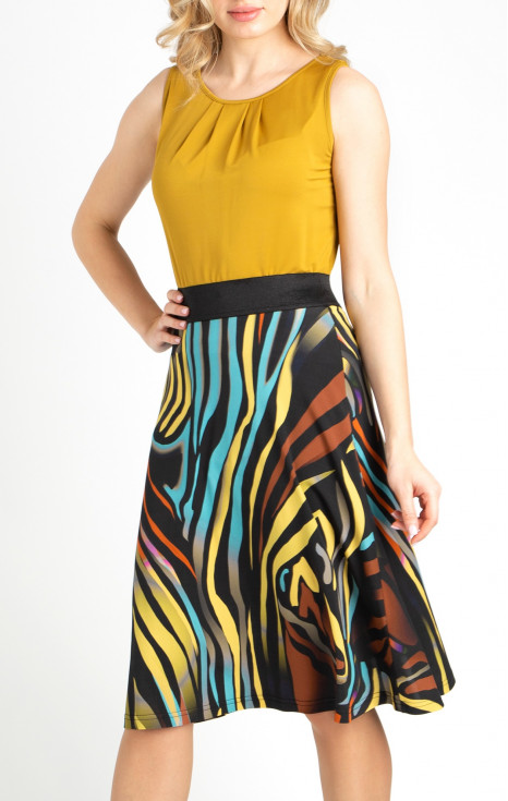 Елегантна разкроена пола с цветен графичен принт от луксозно жарсе