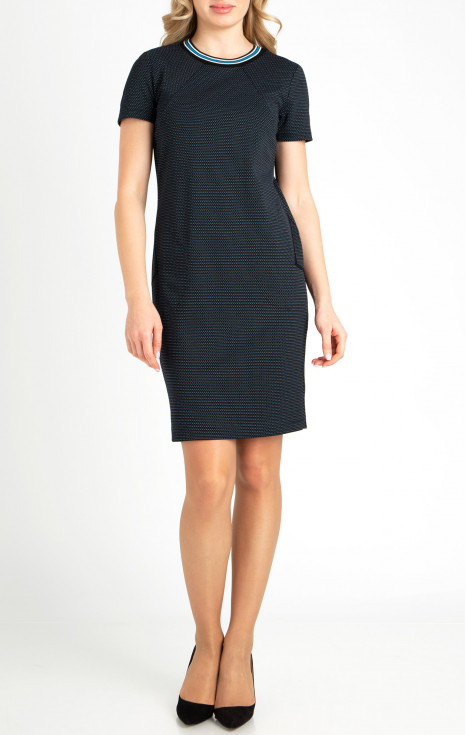 Удобна рокля с джобове от луксозна трикотажна материя в черен цвят с бели и сини точки