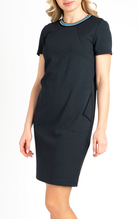 Удобна рокля с джобове от луксозна трикотажна материя в черен цвят с бели и сини точки