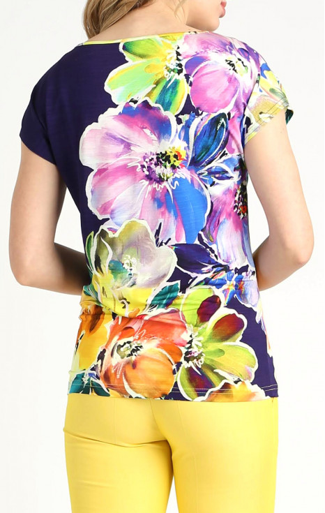 Блуза от лекo трико тип жарсе в цвят Blackberry с ярки флорални мотиви