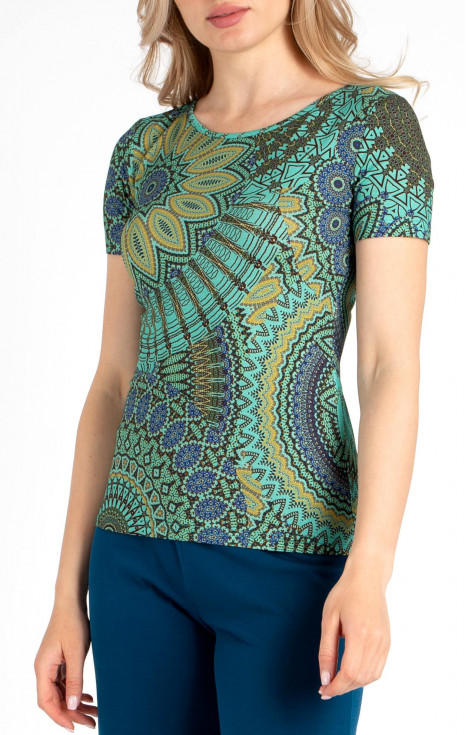 Вталена блуза от трико с атрактивен графичен принт
