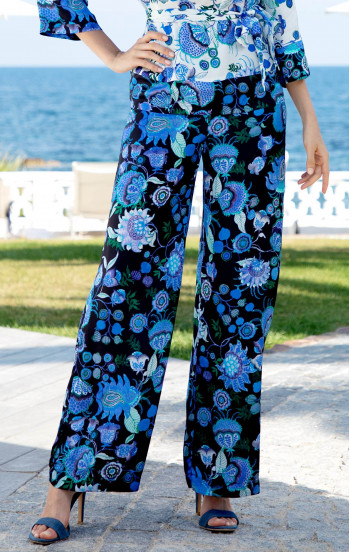 Стилен панталон от сатенирана вискоза със сини флорални мотиви