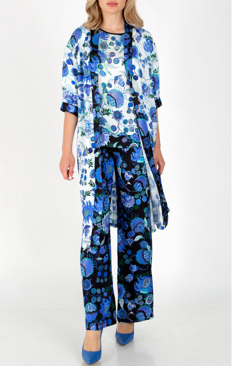 Стилно кимоно с миди дължина от сатенирана вискоза в бяло със сини флорални мотиви