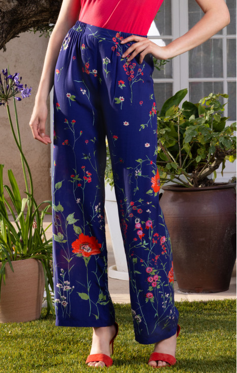 Син панталон от вискоза с цветен флорален принт